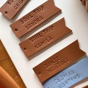 Etiquetas de couro personalizadas “SOUL TRIP” com nomes gravados – Jane-Made