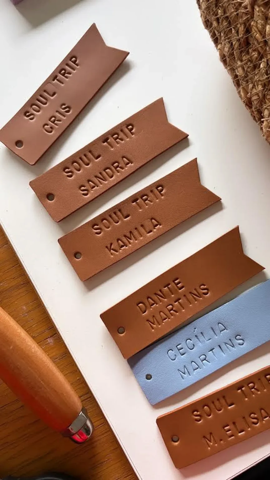 Etiquetas de couro personalizadas “SOUL TRIP” com nomes gravados – Jane-Made