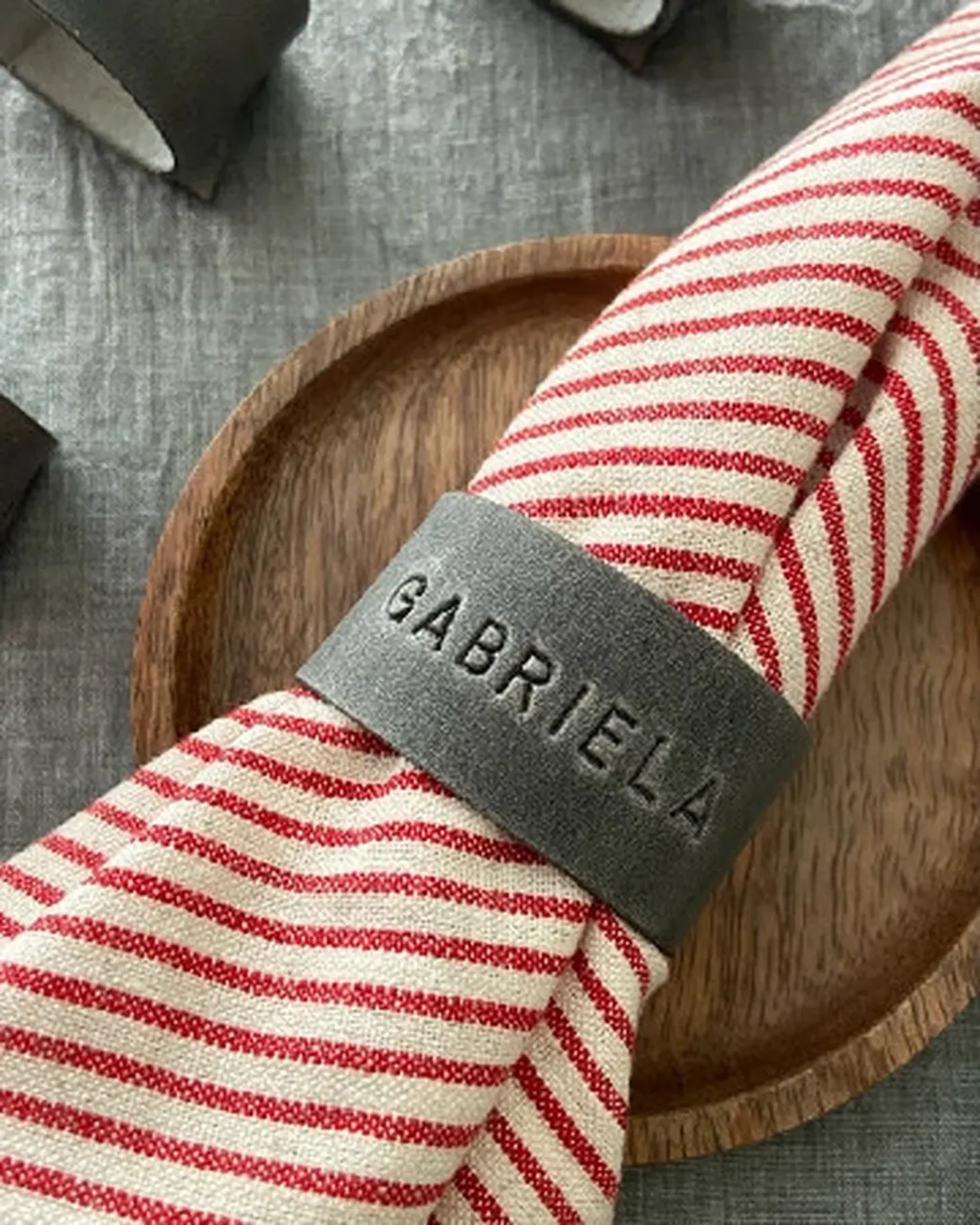 Argola de guardanapo em couro cinza personalizada com o nome Gabriela.