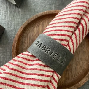 Argola de guardanapo em couro cinza personalizada com o nome Gabriela.