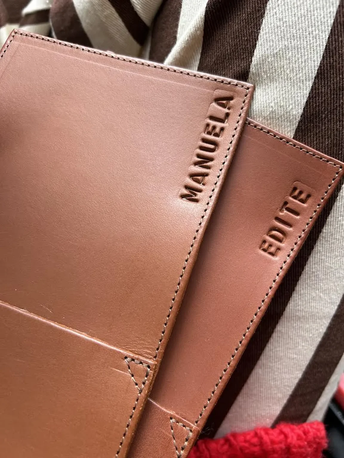 Porta-talheres em couro castanho personalizado com nomes gravados em relevo, Manuela e Edite