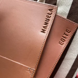 Porta-talheres em couro castanho personalizado com nomes gravados em relevo, Manuela e Edite